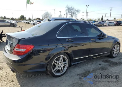 2013 Mercedes-Benz C 250 из США, поврежденный, VIN WDDGF4HB3DR261057